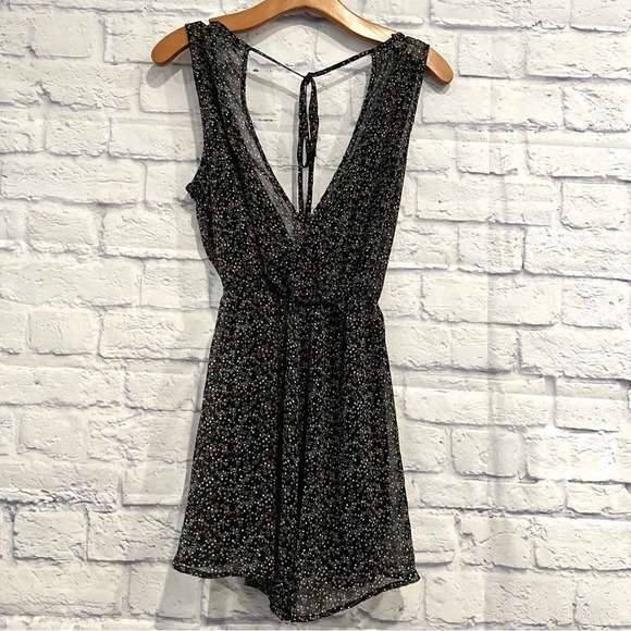 Papaya Deep V-Neck Lined‎ Floral Sleeveless Romper - Picture 2 of 10